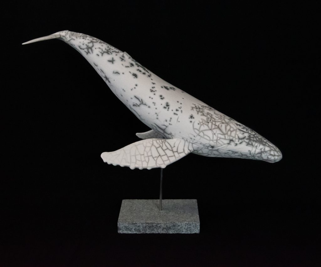 Sculpture en raku, oeuvre unique et originale de Laurent Yvelin baleine sculpture marine galerie l'art des marines rouen