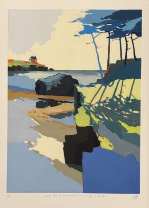 À cette heure, le promontoire se dessine face à la mer