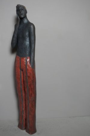 Sosso avec son pantalon à rayures rouges