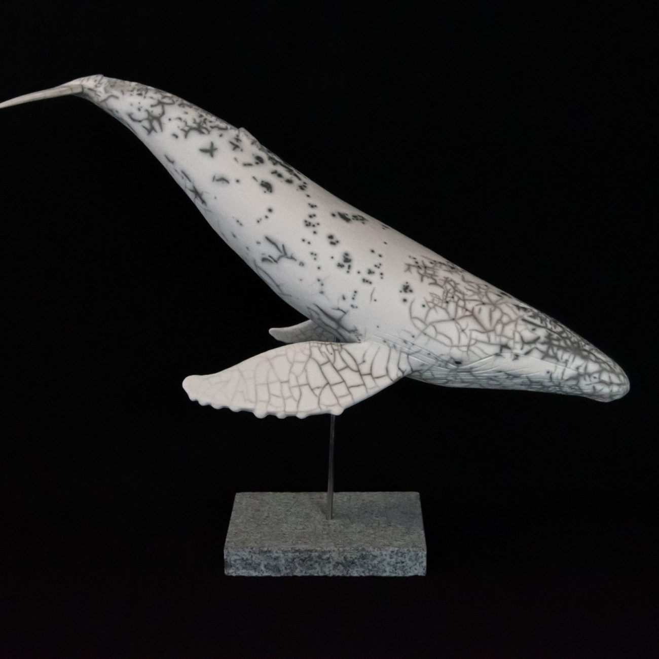 Sculpture en raku, oeuvre unique et originale de Laurent Yvelin baleine sculpture marine galerie l'art des marines rouen